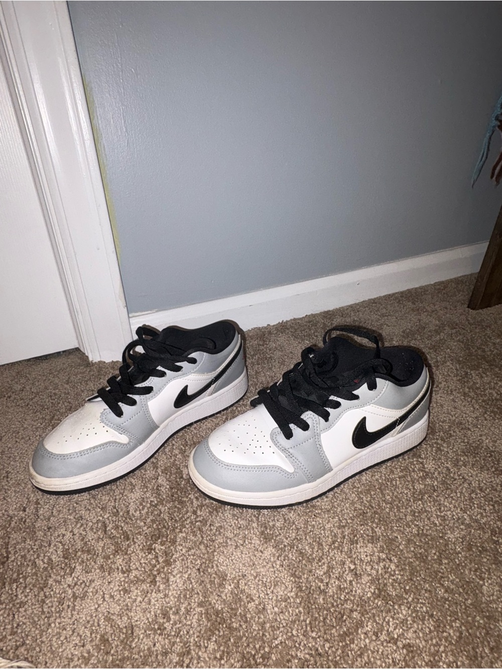 Nike Kids Low-Top Sneakers in White, Gray & Black